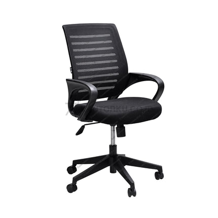 Black office chair with mesh back on a white background Kursi Kantor Ergonomis - kursi DENGAN sandaran tangan - Kursi Kerja desain Minimalis - Kursi Staff - Kursi Karyawan - kursi dengan roda dan hidrolik - desain elegan harga ramah di kantong - Kursi Kantor Ergotec harga di bawah 1 juta - KANTORKU