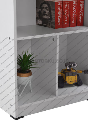 Interior kantor dengan meja Lunar Tipe ATLANTA berbahan partikel board – KANTORKU
