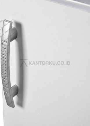 Foto close up permukaan meja Lunar Tipe ATLANTA warna kayu elegan – KANTORKU