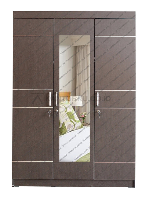 Rak-rak pakaian terlipat di sisi kanan lemari pakaian tiga pintu espresso – KANTORKU