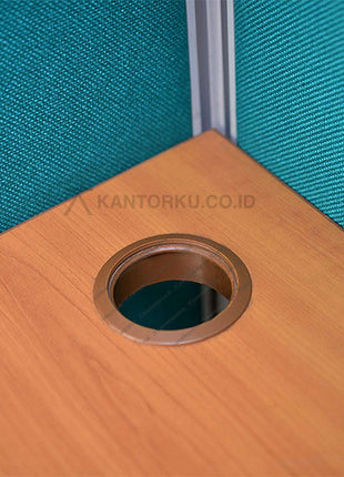 Uno office desk partisi modern dengan rangka kokoh dan desain stylish tersedia di Kantorku