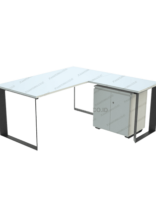 Meja manajer FIRM berbentuk L dengan credenza samping elegan. Tersedia di Kantorku.