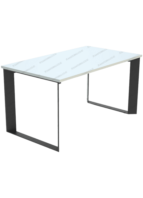 Meja kerja staf FIRM dengan desain minimalis dan kaki besi hitam. Tersedia di Kantorku.