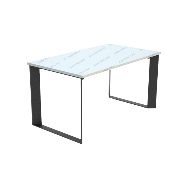 Meja kerja staf FIRM dengan desain minimalis dan kaki besi hitam. Tersedia di Kantorku.