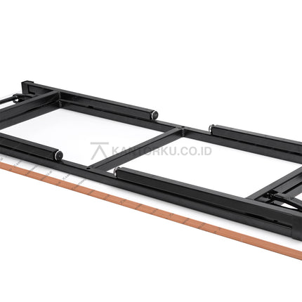 Meja kerja Ergotec modern dengan struktur besi elegan – Kantorku