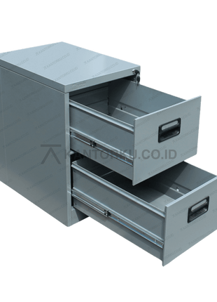 Lemari arsip 2 laci Lion Metal L42E dengan kunci pengaman hadir di kantorku.co.id