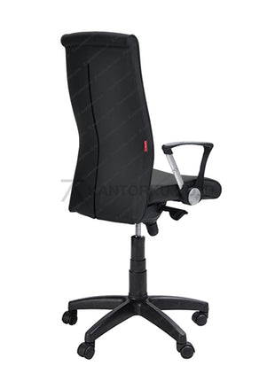 Black office chair with a red label on a white background Mengutamakan estetika desain, ergonomi, dan kualitas kursi, Chairman hadir untuk memberikan kenyamanan bagi penggunanya. Fasilitas produksi modern yang berlokasi di Jakarta telah menghasilkan ratusan desain unik guna memenuhi kebutuhan pasar yang beragam. kursi kantor berkualitas dengan garansi 2 tahun*. best seller kursi kantor chairman FLEK EC10 ada di kantorku