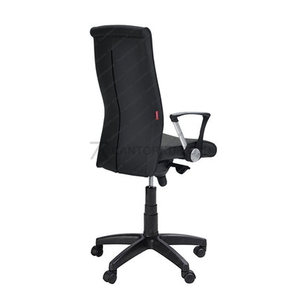 Black office chair with a red label on a white background Mengutamakan estetika desain, ergonomi, dan kualitas kursi, Chairman hadir untuk memberikan kenyamanan bagi penggunanya. Fasilitas produksi modern yang berlokasi di Jakarta telah menghasilkan ratusan desain unik guna memenuhi kebutuhan pasar yang beragam. kursi kantor berkualitas dengan garansi 2 tahun*. best seller kursi kantor chairman FLEK EC10 ada di kantorku