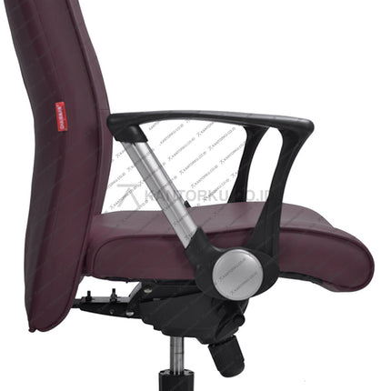 Mengutamakan estetika desain, ergonomi, dan kualitas kursi, Chairman hadir untuk memberikan kenyamanan bagi penggunanya. Fasilitas produksi modern yang berlokasi di Jakarta telah menghasilkan ratusan desain unik guna memenuhi kebutuhan pasar yang beragam. kursi kantor berkualitas dengan garansi 2 tahun*. best seller kursi kantor chairman FLEK EC10 ada di kantorku
