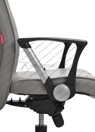 Mengutamakan estetika desain, ergonomi, dan kualitas kursi, Chairman hadir untuk memberikan kenyamanan bagi penggunanya. Fasilitas produksi modern yang berlokasi di Jakarta telah menghasilkan ratusan desain unik guna memenuhi kebutuhan pasar yang beragam. kursi kantor berkualitas dengan garansi 2 tahun*. best seller kursi kantor chairman FLEK EC10 ada di kantorku