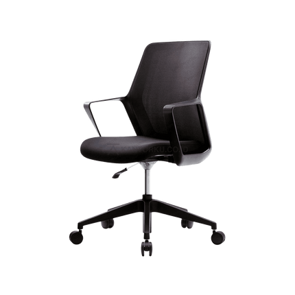 Kursi kantor FLO Chair versi hitam elegan dan nyaman dari FIRM. Tersedia di Kantorku.co.id.