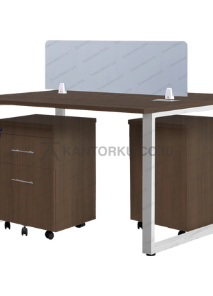 Set meja kantor dengan partisi panel tengah privasi — kantorku