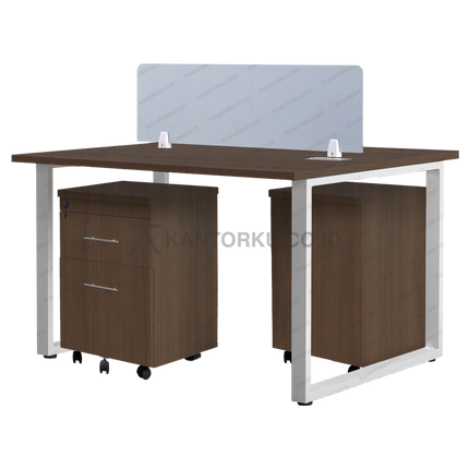 Set meja kantor dengan partisi panel tengah privasi — kantorku