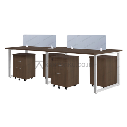 Set meja kantor dengan partisi panel tengah untuk privasi — kantorku