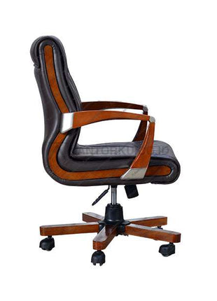Office chair with black and brown design on a white background Temukan Kursi Kerja Pimpinan kamu hanya Di kantorku.co.id Solusi Tepat Kebutuhan Kantor Kamu!!