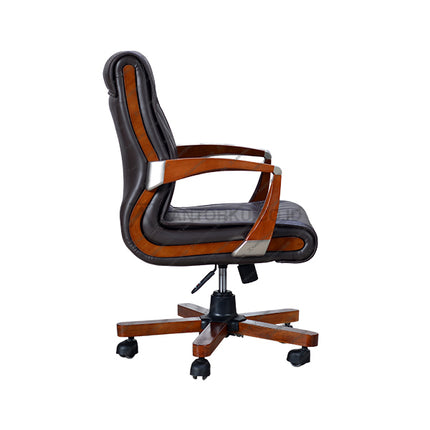 Office chair with black and brown design on a white background Temukan Kursi Kerja Pimpinan kamu hanya Di kantorku.co.id Solusi Tepat Kebutuhan Kantor Kamu!!