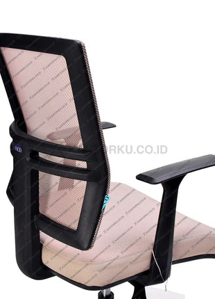 Kursi kantor Malta I dilengkapi tilting control yang nyaman untuk posisi duduk fleksibel – dapatkan di kantorku.co.id.