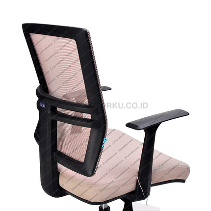 Kursi kantor Malta I dilengkapi tilting control yang nyaman untuk posisi duduk fleksibel – dapatkan di kantorku.co.id.