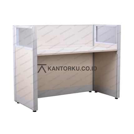 Meja kerja modern dengan sekat privasi warna netral – Kantorku