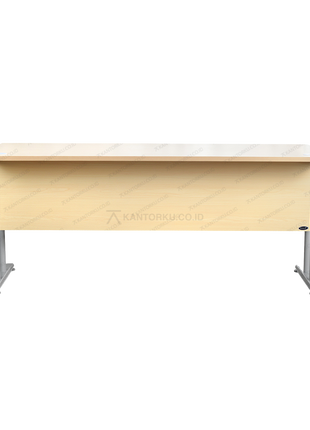 Meja kantor eksekutif modern dengan modesty panel dan kaki besi T Tersedia di Kantorku