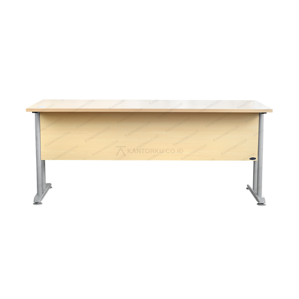 Meja kantor eksekutif modern dengan modesty panel dan kaki besi T Tersedia di Kantorku