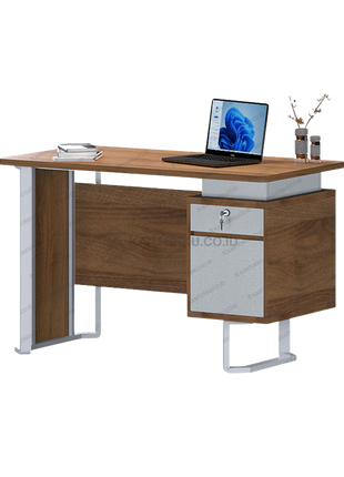 Meja kerja OT 124 modern dengan kombinasi warna Romanian Walnut dan Silver Line – Tersedia di Kantorku.co.id