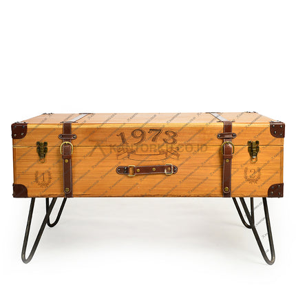 Meja tamu gaya industrial berbahan logam dan kayu dengan desain koper klasik – kantorkudotcodotid