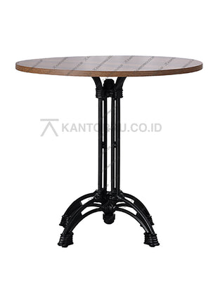 meja kayu bulat bergaya elegan dengan nuansa hangat di area kafe — kantorku.co.id
