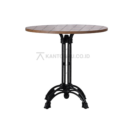 meja kayu bulat bergaya elegan dengan nuansa hangat di area kafe — kantorku.co.id