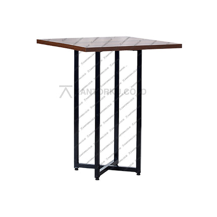 meja persegi bergaya industrial dengan rangka logam hitam dan permukaan kayu — kantorku.co.id