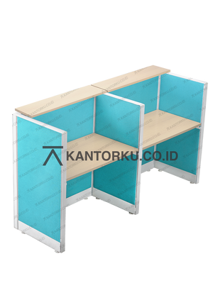 Partisi kerja dua arah dengan panel kain dan meja nuansa natural – kantorku