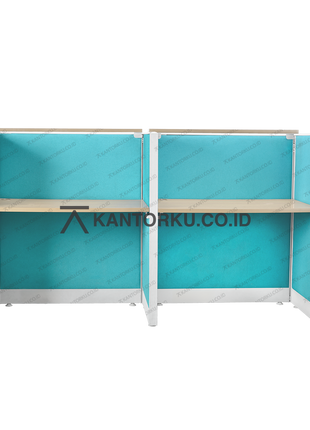 Meja partisi minimalis dengan finishing natural dan penyimpanan atas – kantorkudotcodotid