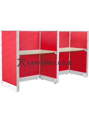Workstation dua orang dengan panel kain dan tampilan warm beech – kantorku