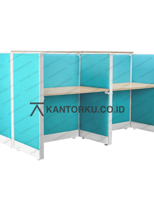 Workstation berpanel kain dengan meja natural dan ambalan praktis – kantorku