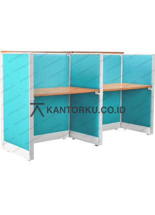 Workstation dua pengguna dengan panel kain dan meja warm tone – kantorku