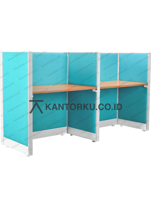 Cubical workstation dua pengguna dengan panel fabric dan meja natural – kantorku