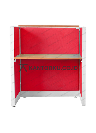 Meja kantor Evolux dengan panel partisi krem dan rangka kokoh — kantorkudotcodotid