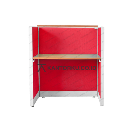 Meja kantor Evolux dengan panel partisi krem dan rangka kokoh — kantorkudotcodotid