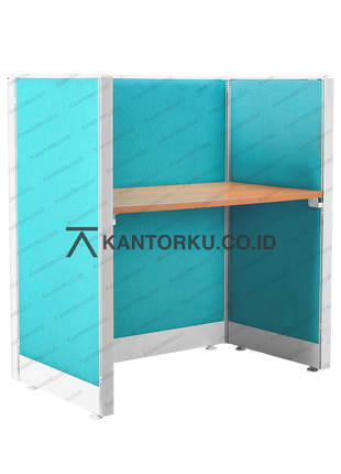 Meja Partisi Evolux dengan panel kain dan top table Cherry — kantorku