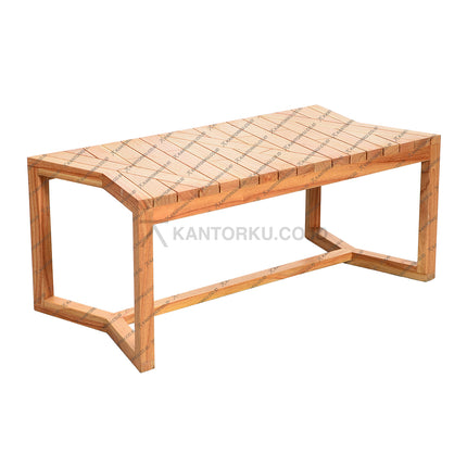 Meja kayu jati solid dengan desain minimalis dan kaki persegi terbuka untuk ruang tamu elegan — kantorku.co.id.