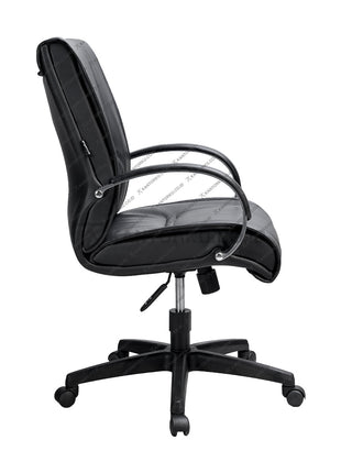 Kursi kantor Savello Onyx L bergaya elegan dengan armrest chrome dan bahan Polyurethane lembut untuk ruang rapat profesional di kantorku.co.id.