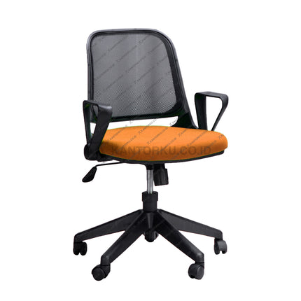 Kursi Savello Optus GTO dengan fitur Tilting Control dan sandaran tangan yang bisa dilipat, menjaga ruang kerja tetap rapi dan efisien di kantorku.co.id.