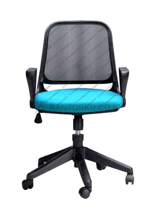 Kursi Staff Savello Optus GTO dengan sandaran tangan lipat dan sandaran jaring ergonomis untuk kenyamanan kerja maksimal di Kantorku.