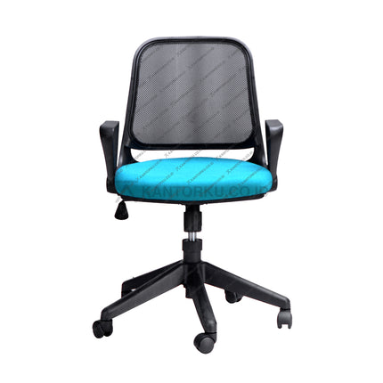 Kursi Staff Savello Optus GTO dengan sandaran tangan lipat dan sandaran jaring ergonomis untuk kenyamanan kerja maksimal di Kantorku.