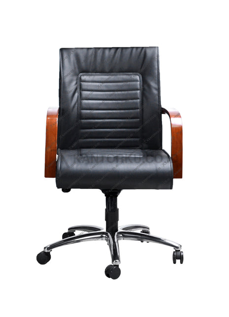 Kursi Direktur Savello Platinum LKCA dengan kaki aluminium elegan dan sandaran kayu mahoni untuk ruang kerja eksekutif di Kantorku.