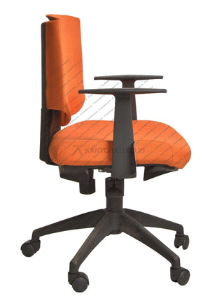 Savello kursi kerja premium dengan sandaran lengan ergonomis dan sistem pengaturan tinggi fleksibel, ideal untuk ruang kerja profesional di Kantorku.