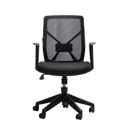 Kursi kantor berwarna hitam dengan sandaran dan roda
