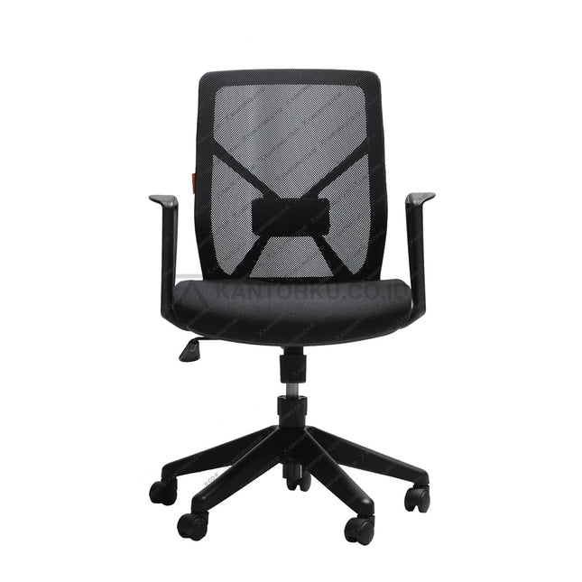 Kursi kantor berwarna hitam dengan sandaran dan roda