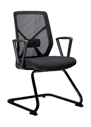 Kursi kantor hadap dengan desain simpel, sandaran lengan, dan kaki cantilever