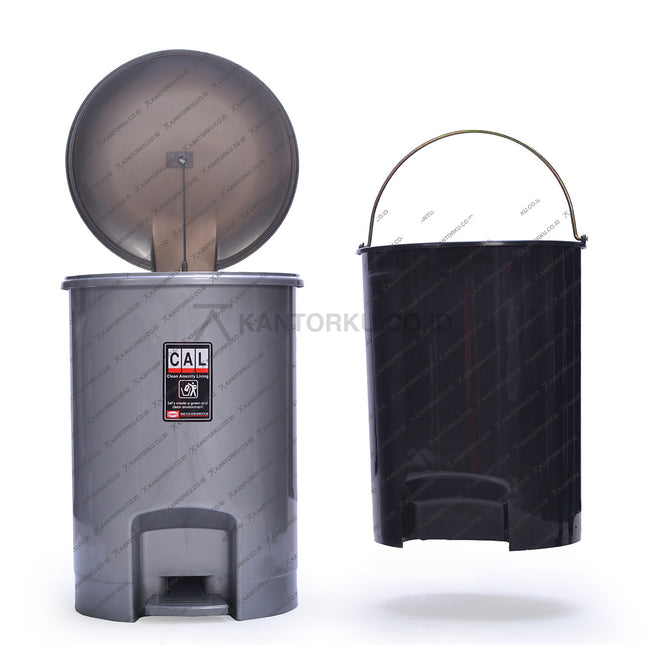 Shinpo tempat sampah 840L dengan pijakan kaki dan handle praktis terbuat dari plastik berkualitas tinggi – tersedia di KANTORKU.